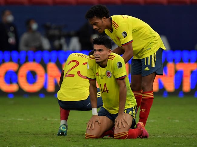 Juan Cuadrado y Luis Díaz en Selección Colombia. (Photo by NELSON ALMEIDA / AFP) (Photo by NELSON ALMEIDA/AFP via Getty Images)