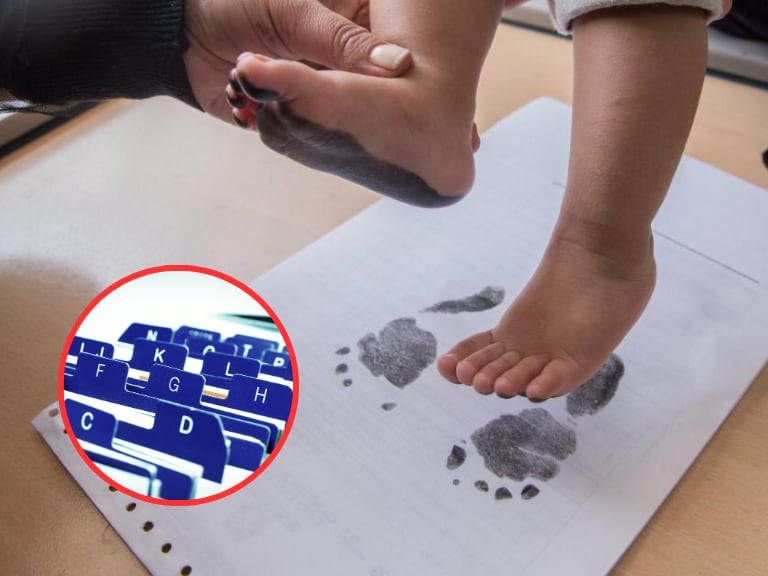 Registro civil de nacimiento en Colombia y de fondo unas carpetas organizadas por orden alfabético (Foto vía Getty Images)