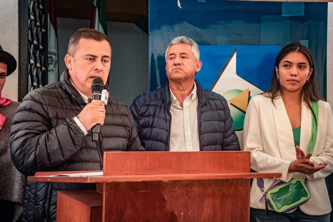 El alcalde  de Garagoa, Boyacá, Julio Sanabria, junto con los representantes del IGAC, inauguraron la nueva sede de la entidad en el municipio / Foto: Alcaldía de Garagoa