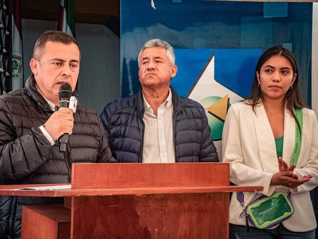 El alcalde de Garagoa, Boyacá, Julio Sanabria, junto con los representantes del IGAC, inauguraron la nueva sede de la entidad en el municipio / Foto: Alcaldía de Garagoa