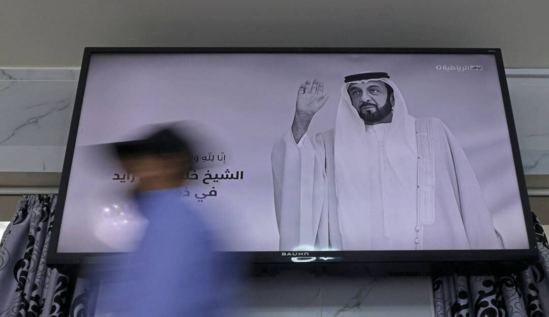 Retratos en recuerdo del presidente de Emiratos Árabes Unidos, Jalifa bin Zayed Al Nahyan.                     Foto: Getty 
