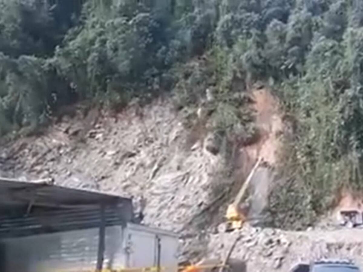 Tres trabajadores heridos por derrumbe en la vía Curos - Málaga