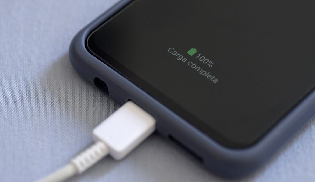 ¿Poner el celular en 'modo oscuro' ahorra la batería?