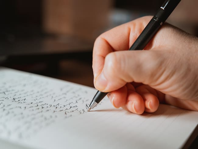 Personalidad de las personas que escriben con letra cursiva - Getty Images