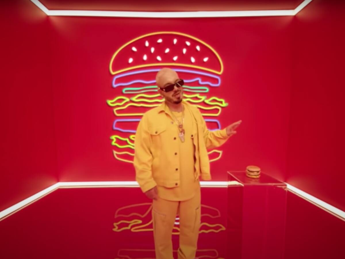 J Balvin en unión con McDonald's sacan hamburguesa