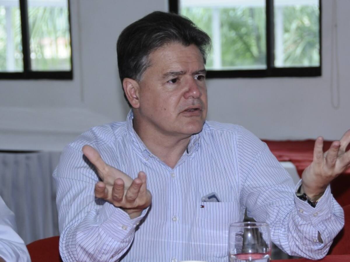 Juan Carlos Vélez renuncia al uribismo y se desmiente sobre la campaña del No