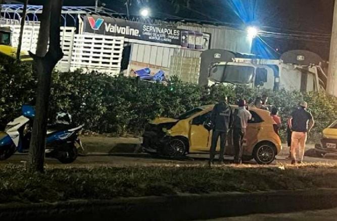Muere joven arrollada por taxi