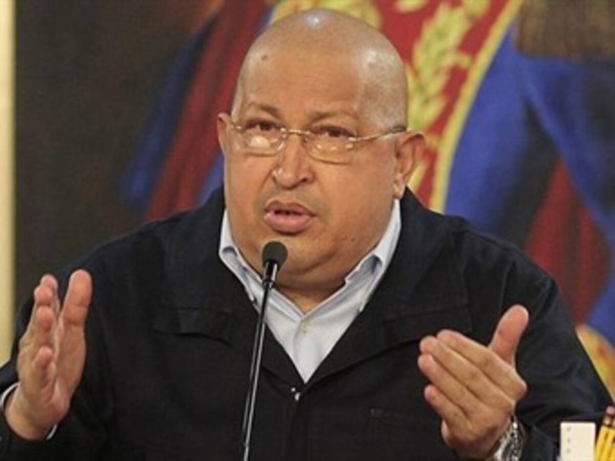 Canciller de Ecuador denuncia "actitud carroñera" de los medios hacia Chávez