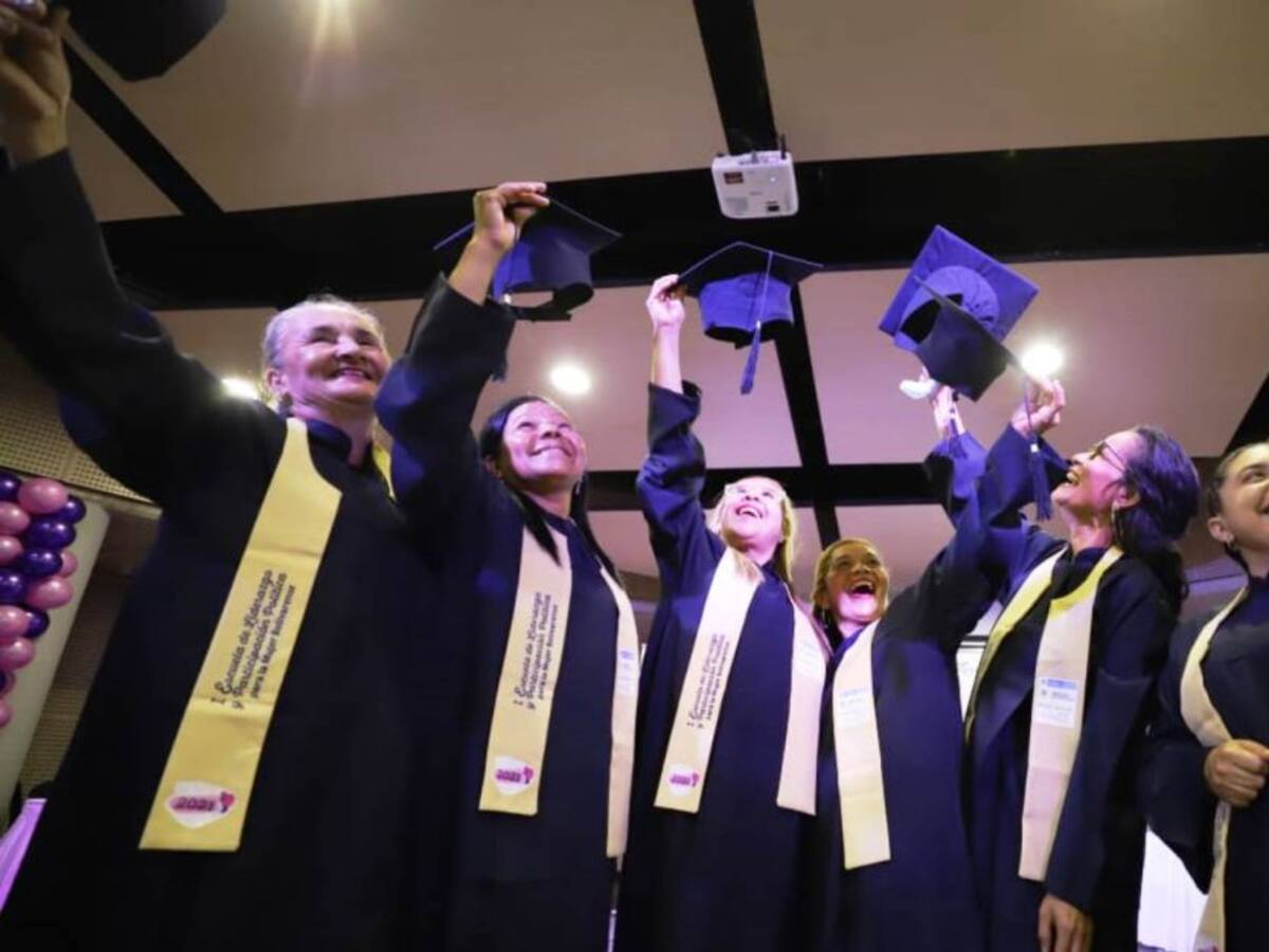 Bolívar Primero certificó primer grupo en Escuela de Liderazgo Político