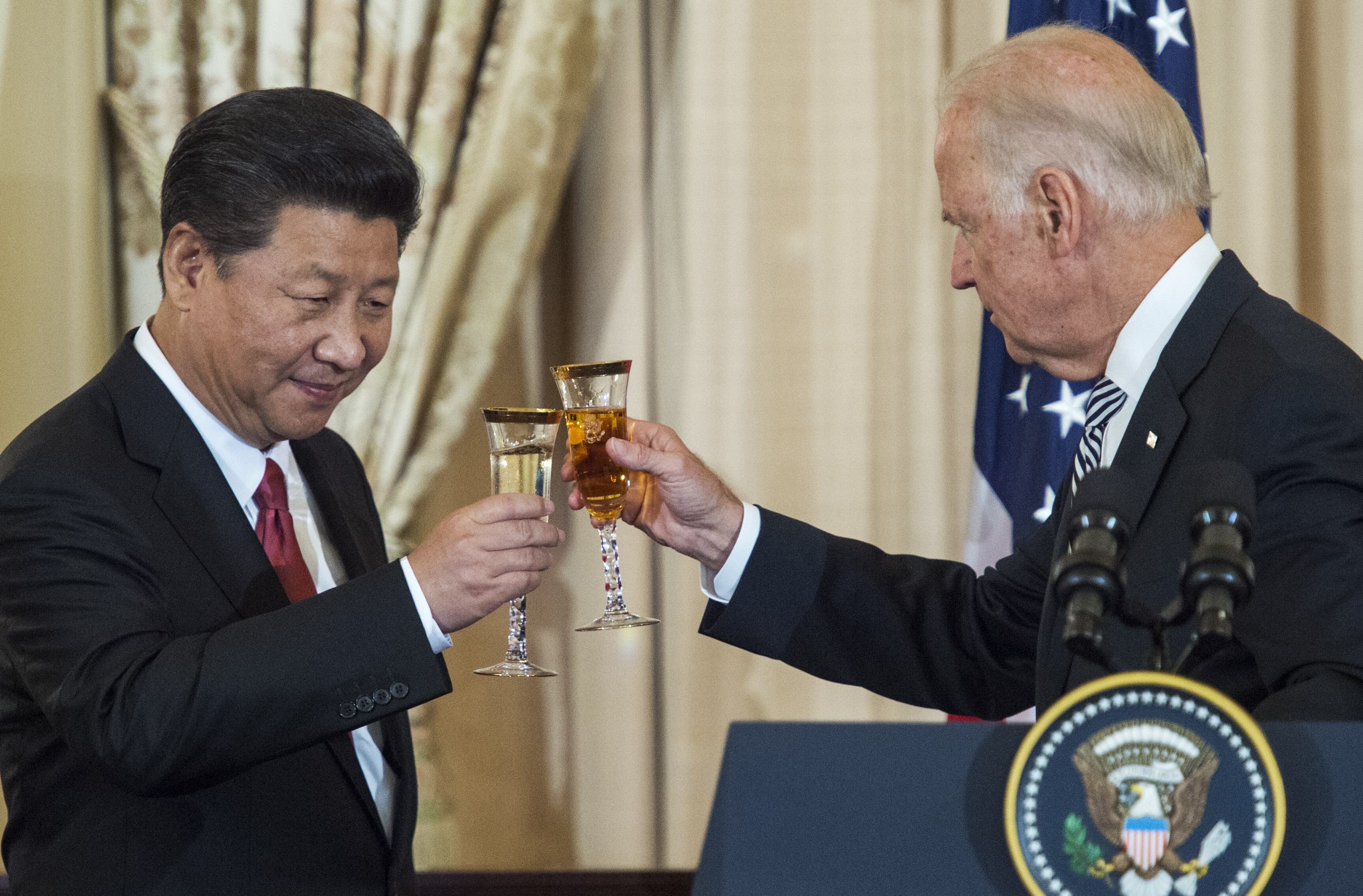 Encuentro entre el presidente de China, Xi Jinping (izq), y el entonces vicepresidente y actual presidente de los Estados Unidos, Joe Biden (Der) en 2015. 
(Foto: PAUL J. RICHARDS/AFP via Getty Images)