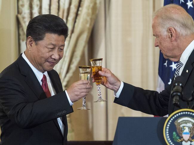 Encuentro entre el presidente de China, Xi Jinping (izq), y el entonces vicepresidente y actual presidente de los Estados Unidos, Joe Biden (Der) en 2015. 
(Foto: PAUL J. RICHARDS/AFP via Getty Images)
