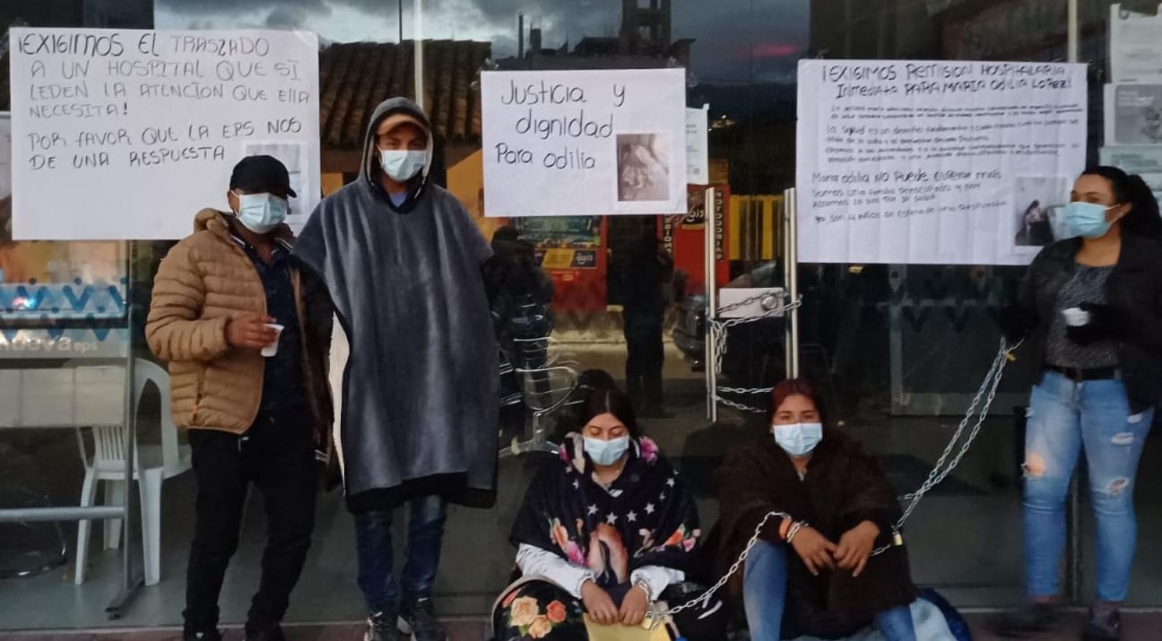 El encadenamiento de los familiares frente a la sede de la Nueva EPS en Sogamoso se prolongó durante varias horas, hasta que se garantizó la valoración especializada