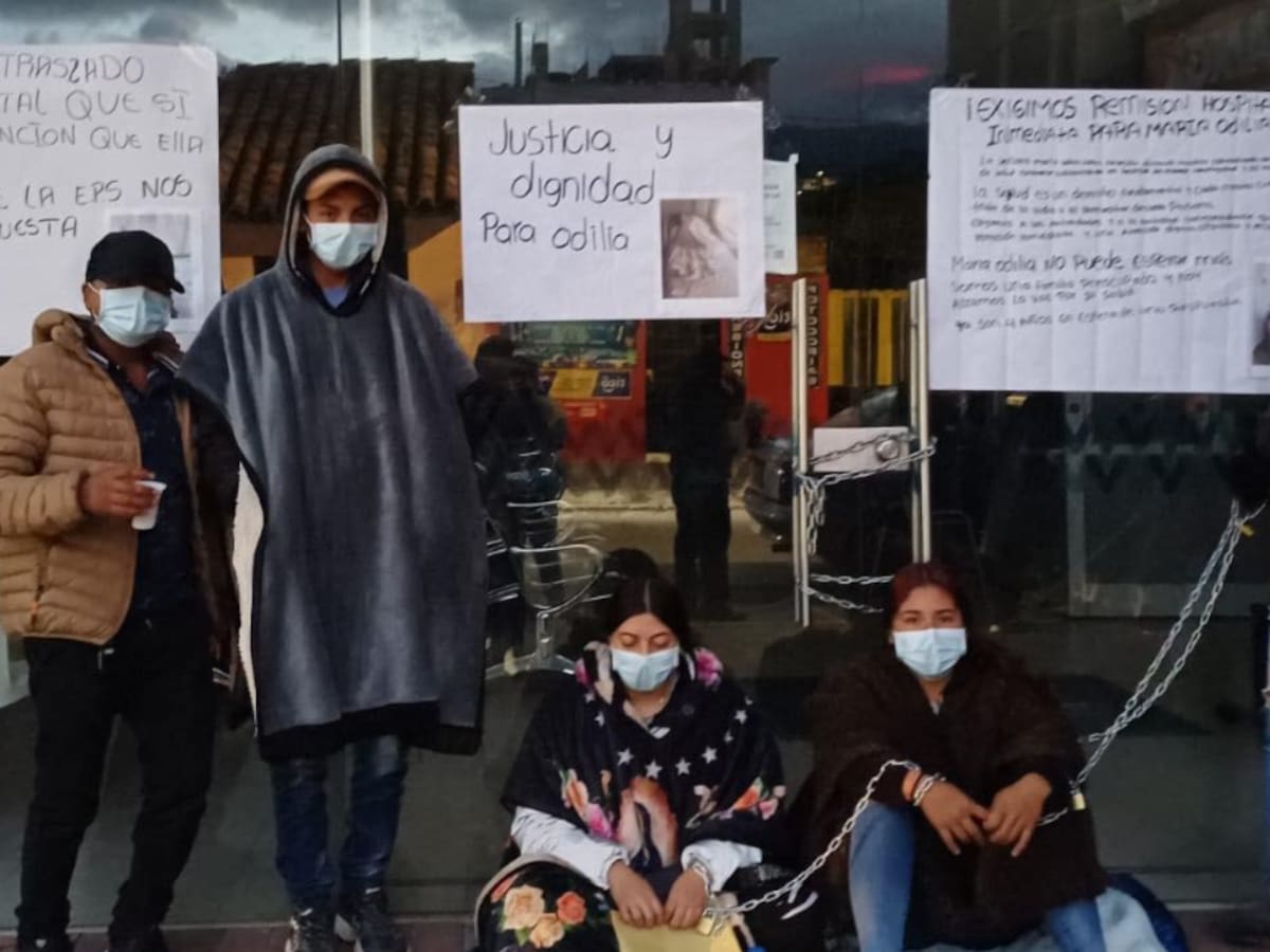 Familiares se encadenaron frente a la Nueva EPS en Sogamoso para exigir atención médica