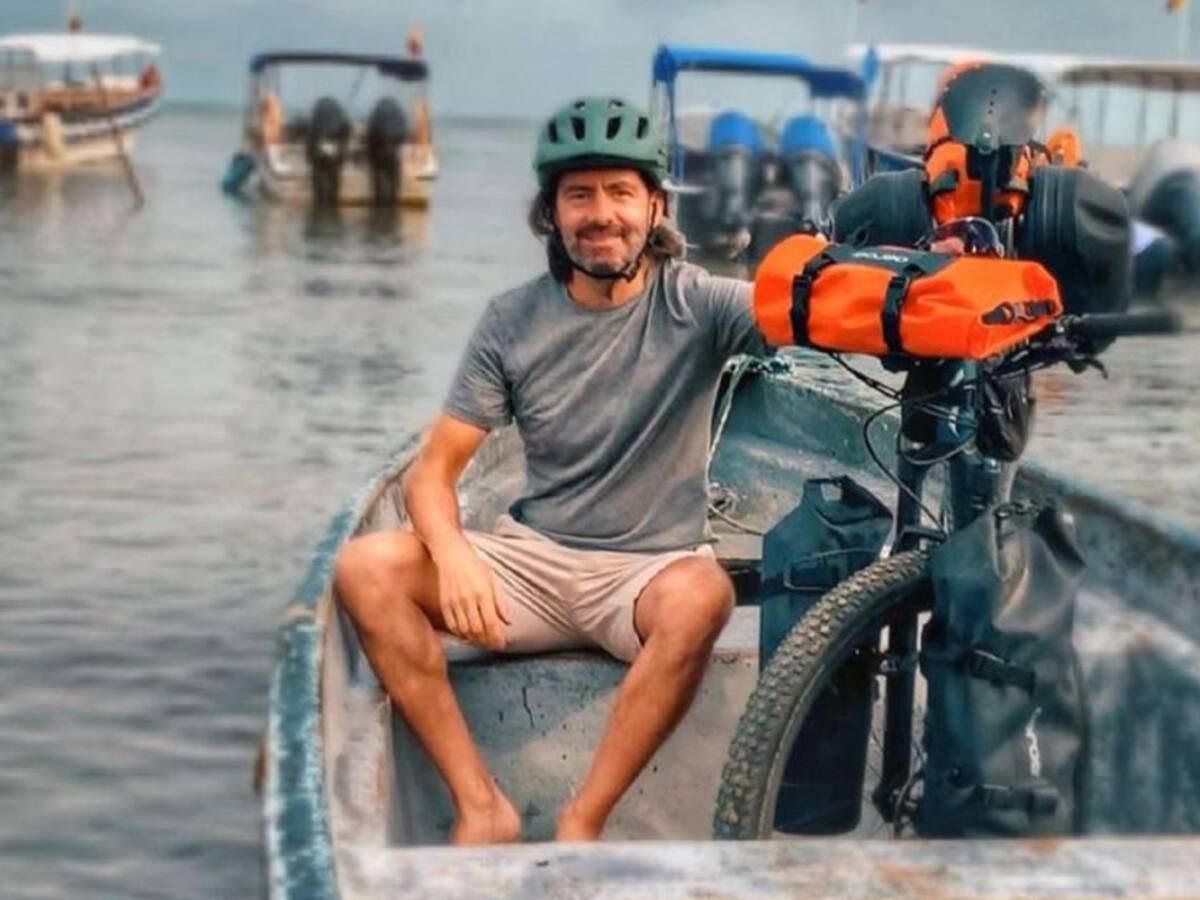 El empresario que recorre el país en bicicleta para ayudar a los demás