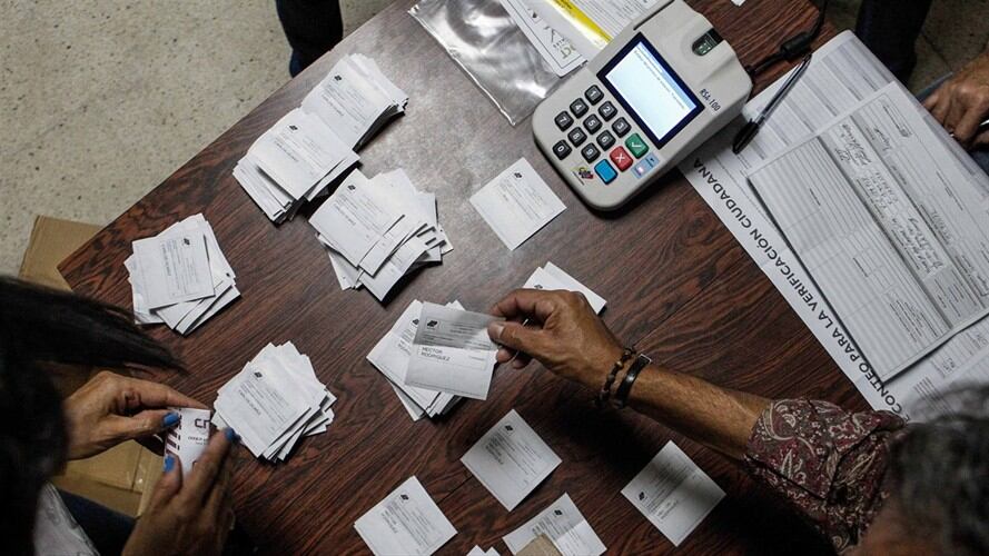 El Consejo Nacional Electoral afirmó que el chavismo obtuvo 17 de las 23 gobernaciones de Venezuela. Foto: Agencia EFE