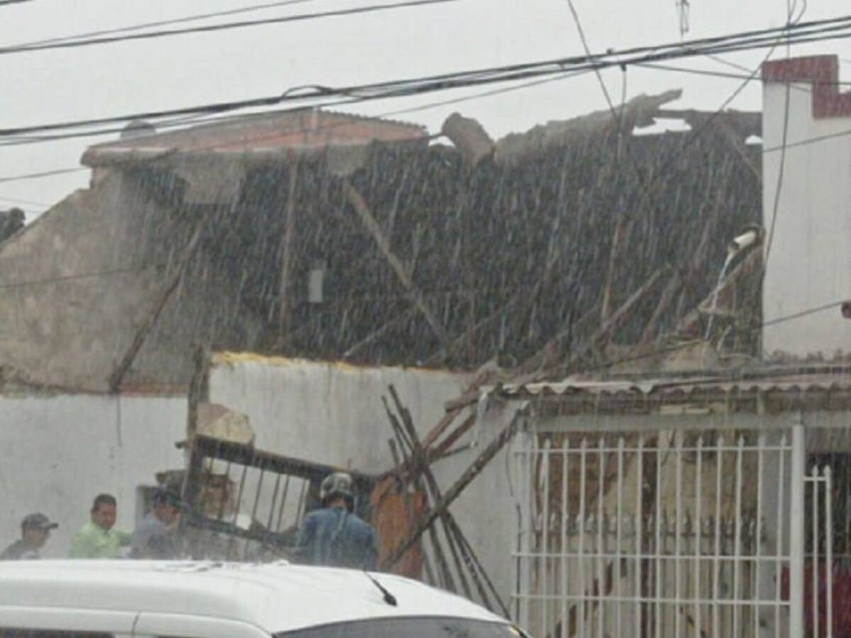 Una persona herida tras desplome de techo durante lluvias en Barranquilla