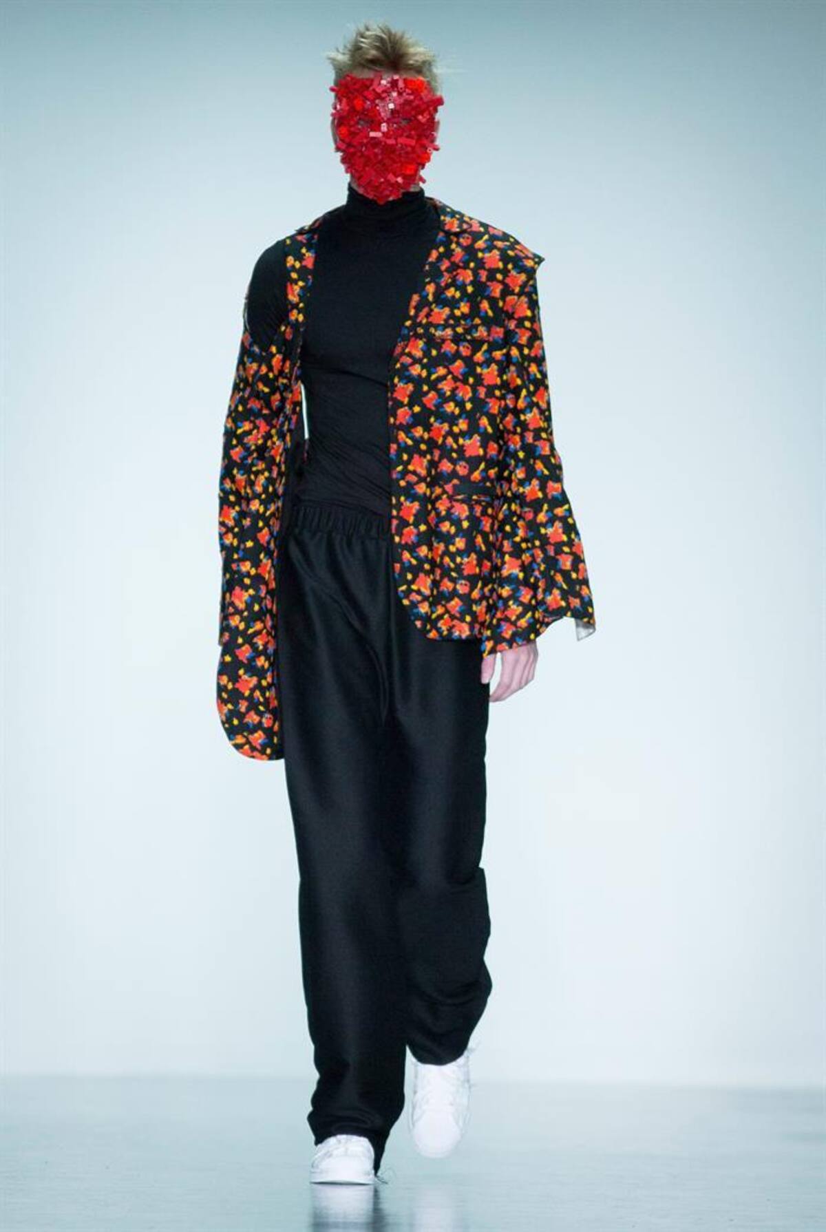 Una serie de modelos presentan la colección de otoño, invierno 2015 en la semana de la moda masculina en Londres, Inglaterra, que se realizará hasta el próximo 12 de enero.