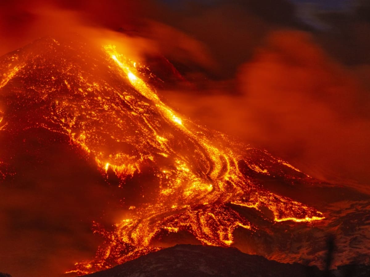 Espectacular erupción del Etna provoca una lluvia de piedras