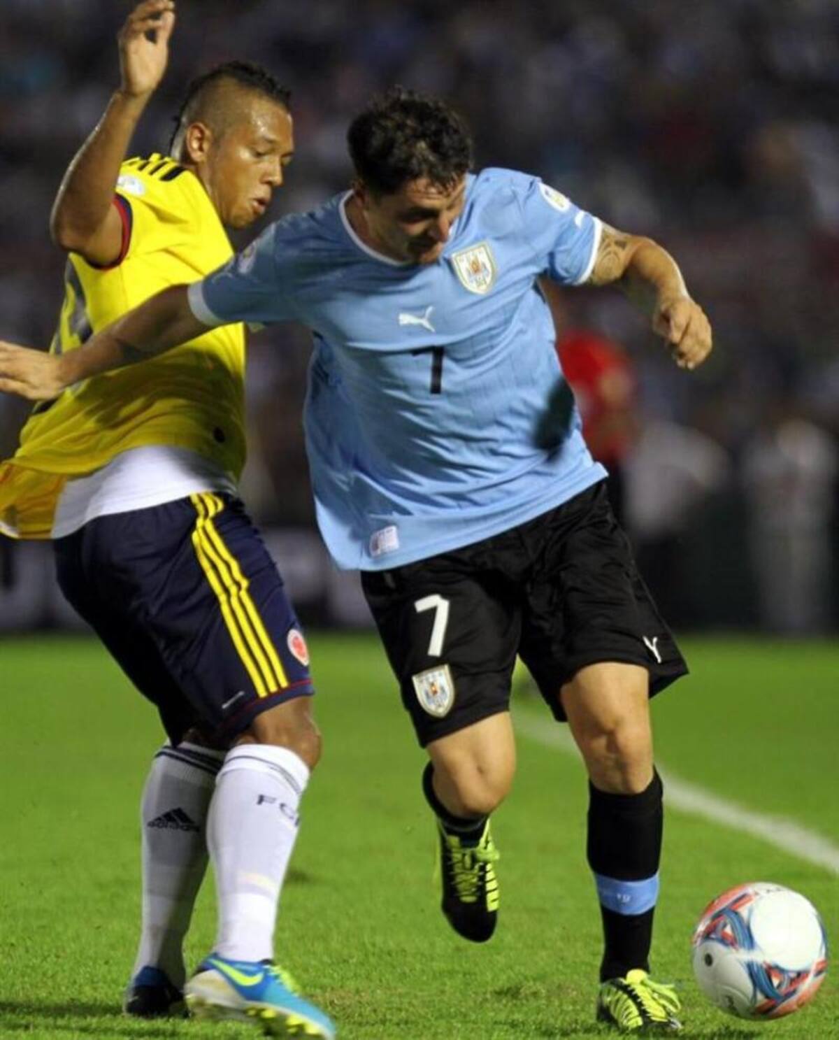 Con goles de Edison Cavani y Cristian Stuani la selección 'charrúa' venció 2-0 a Colombia y llegó a 22 puntos, peleando la cuarta casilla con Ecuador, que tiene la misma puntuación.