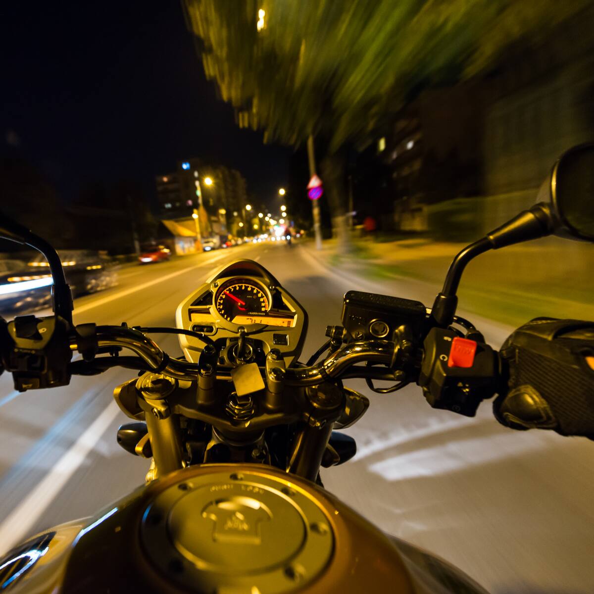 ¿Cuándo deben estar encendidas las luces de una moto? Explicación Código de Tránsito 2024