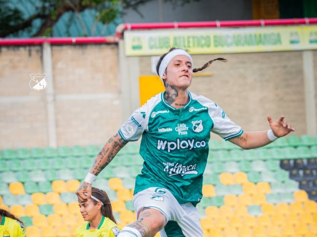 Ingrid Guerra festeja una anotación ante el Bucaramanga / Twitter: @CaliFemenino.