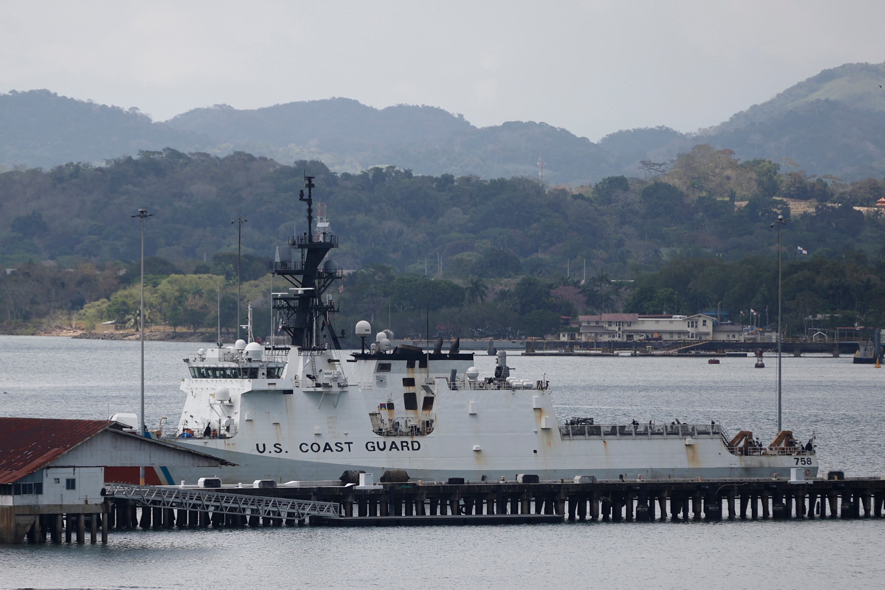 Un buque de la Guardia Costera de Estados Unidos permanece anclado en la base naval Capitán de Fragata D.E.M. Noel A. Rodríguez Justavino en la entrada del canal de Panamá 
 EFE/ Bienvenido Velasco
