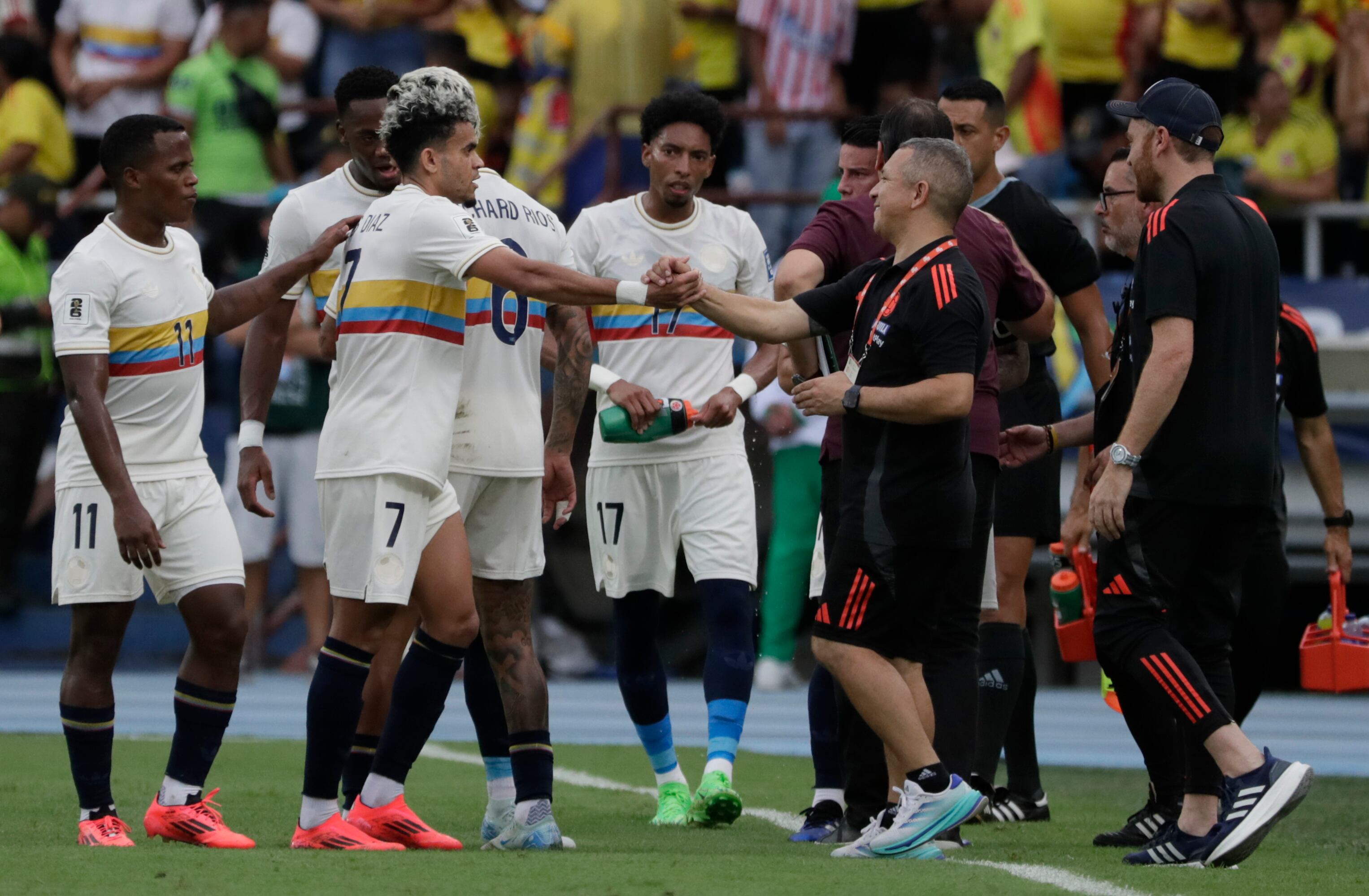 Luis Díaz (2-i) de Colombia celebra un gol durante un partido de las eliminatorias sudamericanas para el Mundial de 2026, en el estadio Metropolitano en Barranquilla (Colombia). EFE/ Carlos Ortega