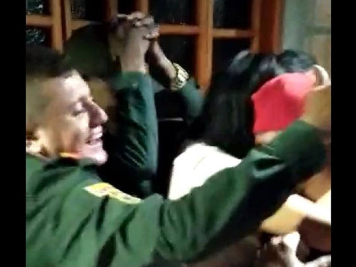 Dos policías intervinieron una fiesta, pero se quedaron bailando