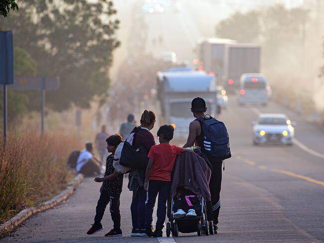 MEX5633. ARRIAGA (MÉXICO), 08/01/2024.- Migrantes caminan durante una caravana que se dirige a la frontera con Estados Unidos hoy, en el municipio de Arriaga (México). Cerca de 3.000 migrantes de la caravana 'Éxodo de la pobreza', que el Gobierno mexicano había disuelto la semana pasada tras partir como la más numerosa de 2023, se reagruparon este lunes en Chiapas, estado de la frontera sur, para avanzar hacia la vecina entidad de Oaxaca. EFE/ Carlos López