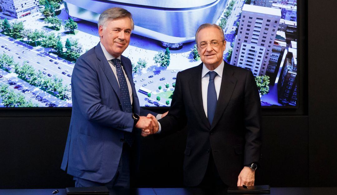 Carlo Ancelotti, junto a Florentino Pérez, en su presentación como nuevo técnico del Real Madrid.