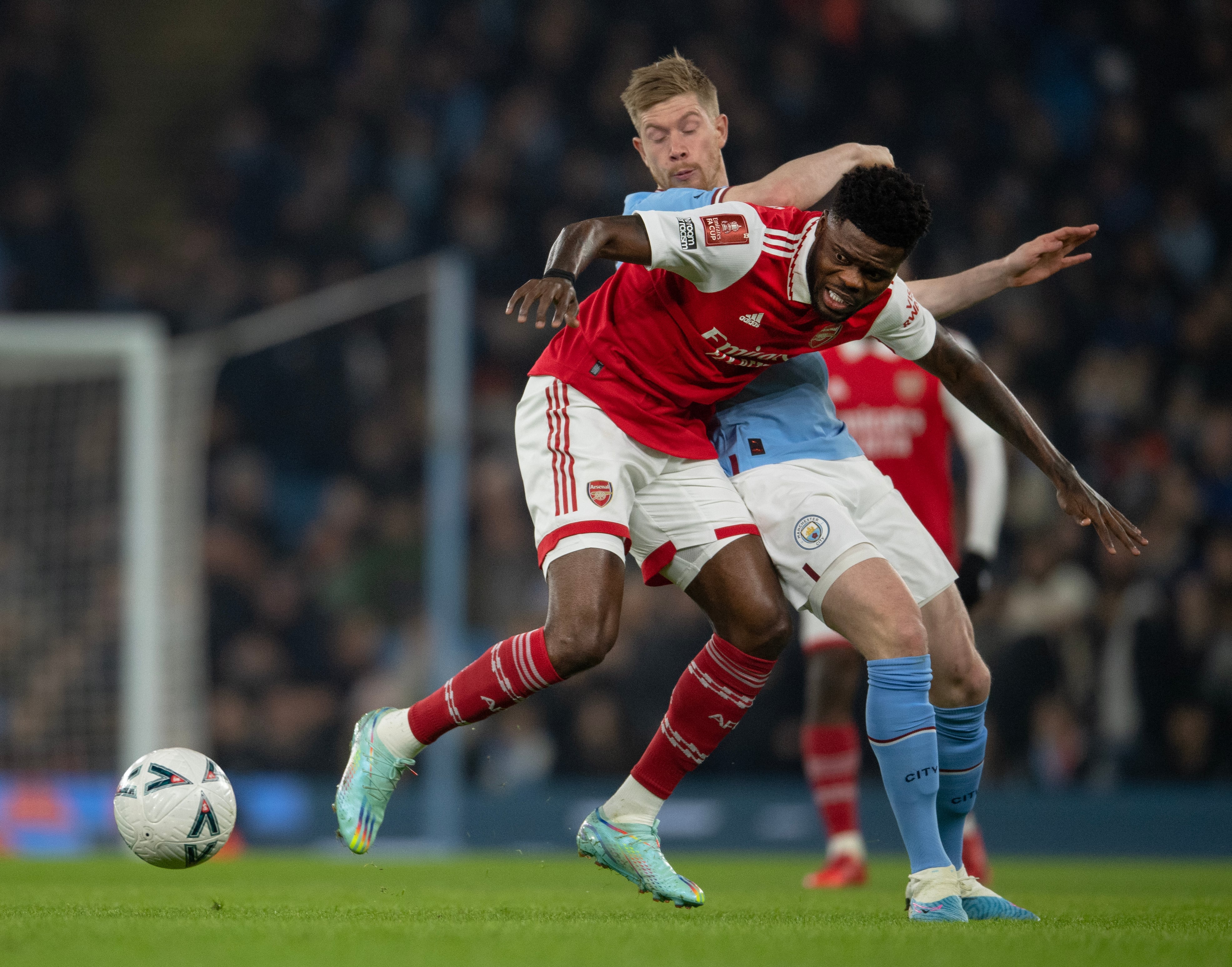 MANCHESTER, ENGLAND - JANUARY 27: Thomas Partey of Arsenal and Kevin De Bruyne of Manchester City in action during the FA Cup fourth round match between Manchester City an Arsenal at Etihad Stadium on January 27, 2023 in Manchester, England. (Photo by Visionhaus/Getty Images)