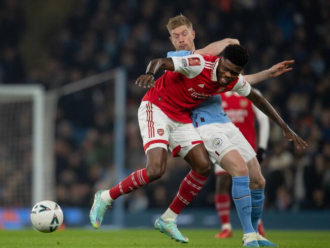 MANCHESTER, ENGLAND - JANUARY 27: Thomas Partey of Arsenal and Kevin De Bruyne of Manchester City in action during the FA Cup fourth round match between Manchester City an Arsenal at Etihad Stadium on January 27, 2023 in Manchester, England. (Photo by Visionhaus/Getty Images)