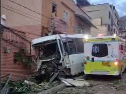 Dos muertos y 16 heridos en aparatoso accidente de tránsito en Medellín.