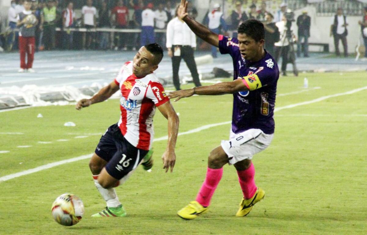 Vladimir Hernández disputa un balón ante Christian Marrugo.