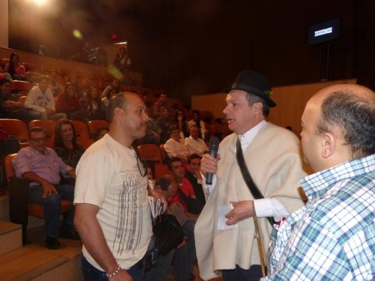 Darío Arizmendi y su equipo desde la ciudad más innovadora del mundo, mostrando lo mejor de Antioquia y sus gentes. Foto: Caracol Radio.