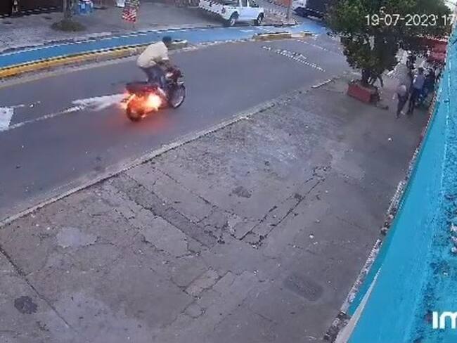 VIDEO: Hombre manejó su motocicleta ardiendo en llamas