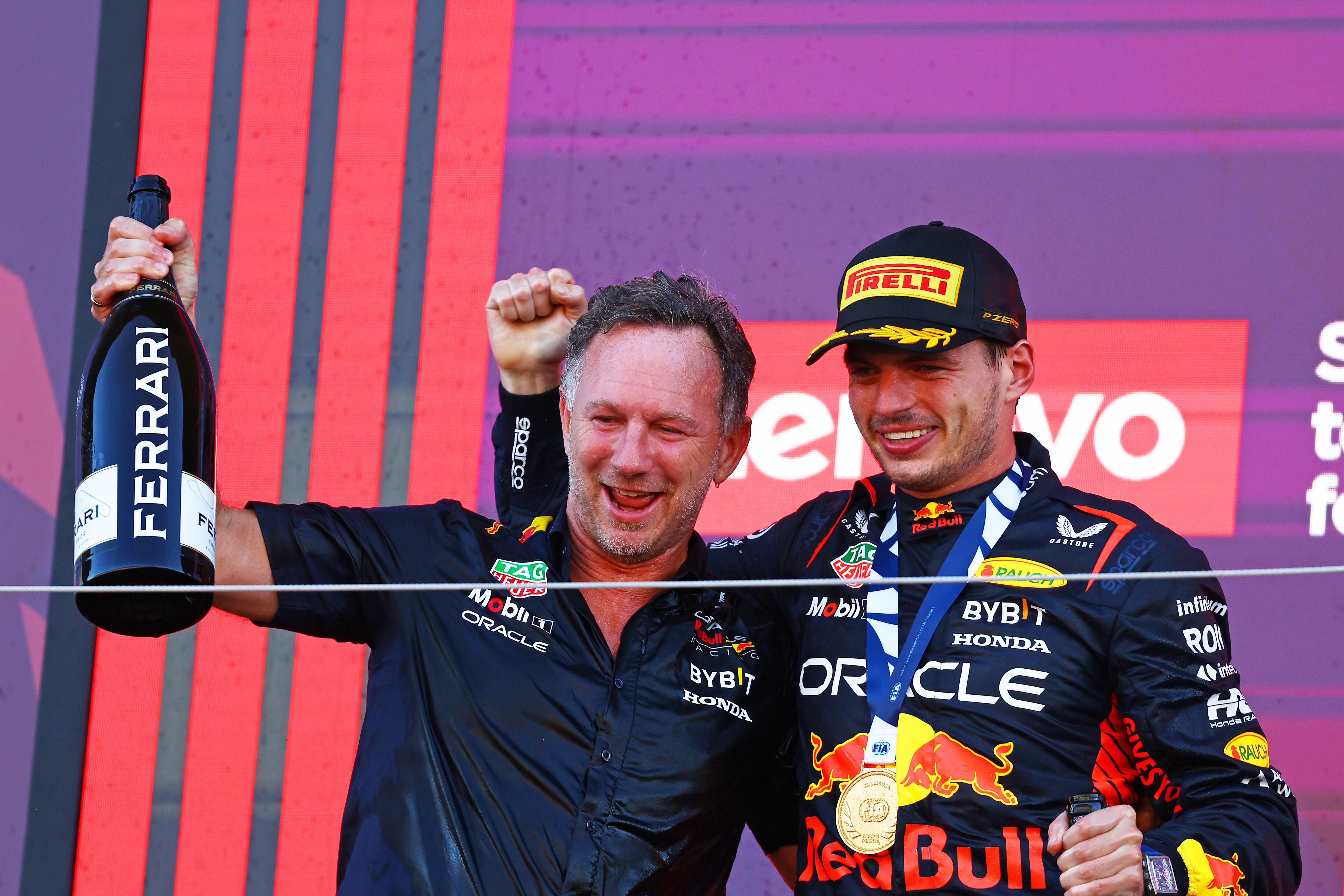 Max Verstappen y Christian Horner en el podio del Gran Premio de Japón 2023 (Photo by Mark Thompson/Getty Images)