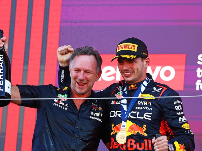 Max Verstappen y Christian Horner en el podio del Gran Premio de Japón 2023 (Photo by Mark Thompson/Getty Images)