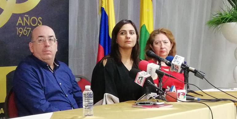 Victor Armenta, Claudia Da Cunha y Sandra Devia