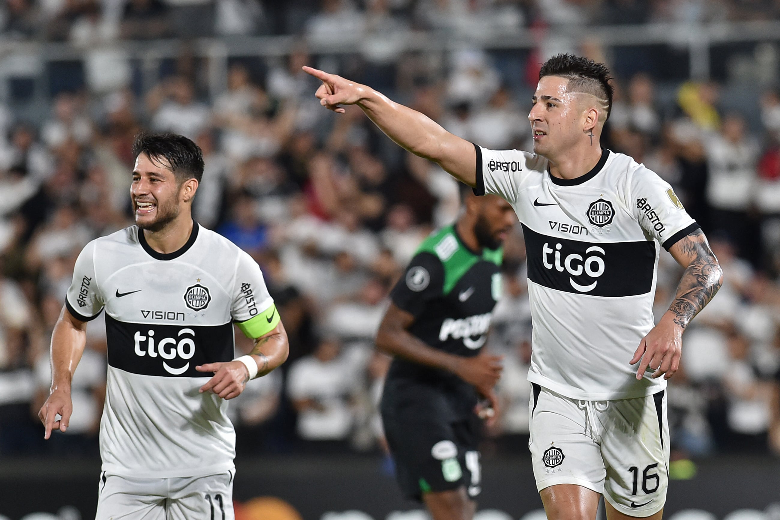 Paiva celebra el segundo gol de Olimpia ante Nacional. (Photo by NORBERTO DUARTE/AFP via Getty Images)