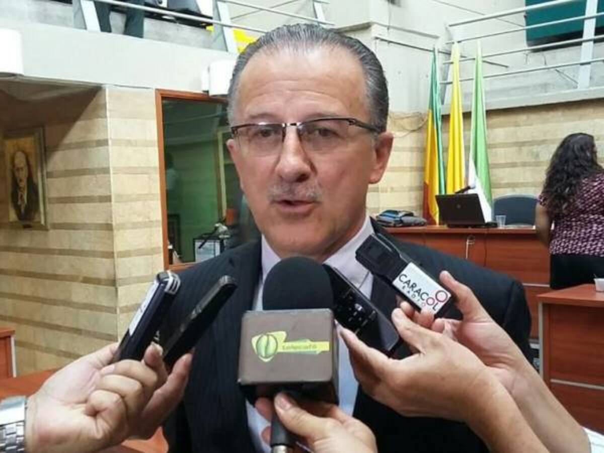 Piden control excepcional al contralor de Armenia James Medina