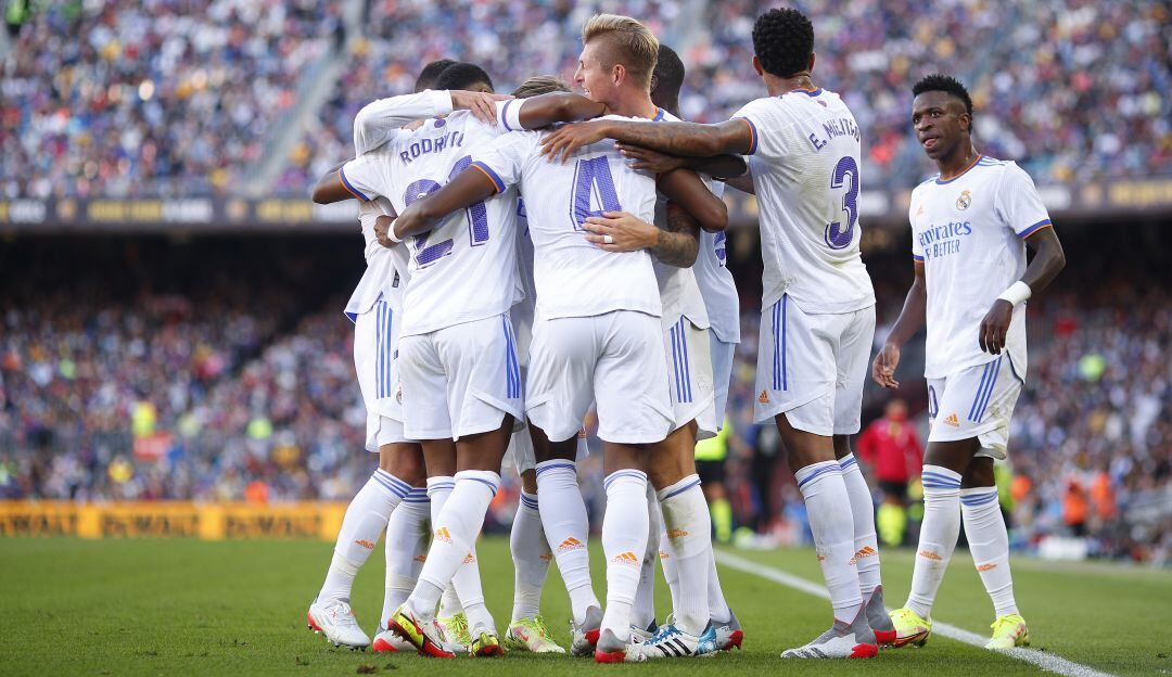 Los jugadores del Real Madrid festejan la anotación de David Alaba.