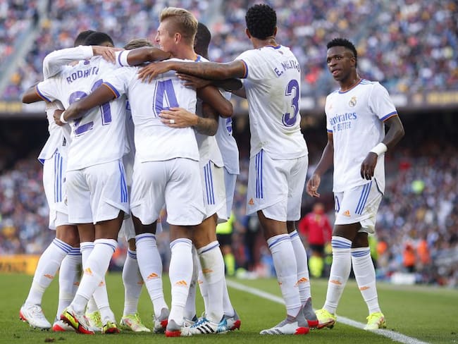 Los jugadores del Real Madrid festejan la anotación de David Alaba.