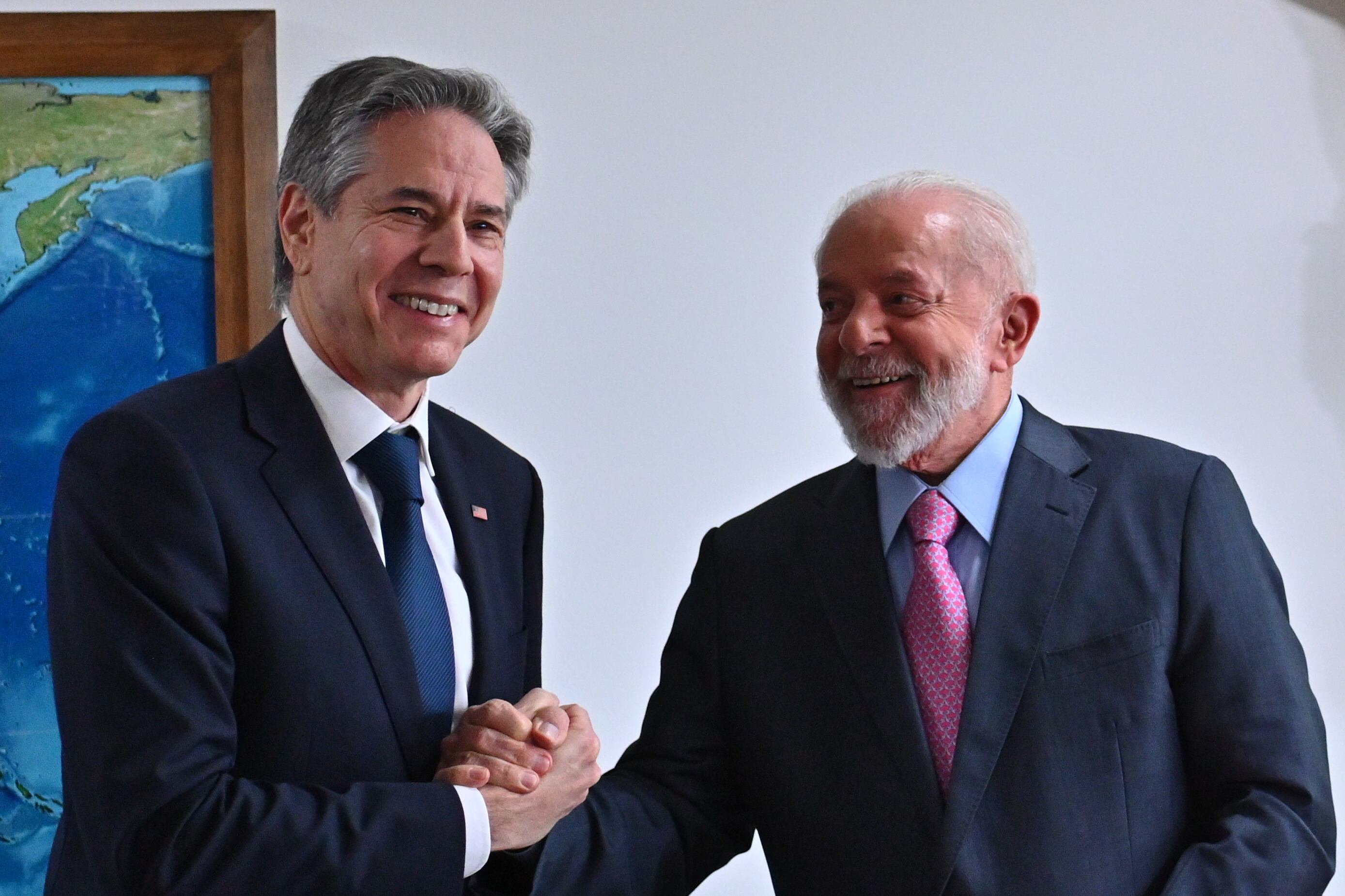 AME1029. BRASILIA (BRASIL), 21/02/2024.- El presidente de Brasil, Luiz Inácio Lula da Silva (d), recibe este miércoles al secretario de Estado estadounidense, Antony Blinken, quien ha llegado al país para asistir a una reunión de ministros de Exteriores del G20, en el Palacio de Planalto en Brasilia (Brasil). Según fuentes oficiales, mantendrán una reunión que no durará más que una hora y en la que tratarán diversos asuntos, entre los que figuran la situación de Venezuela, los conflictos en Ucrania y en Oriente Medio y el propio grupo que reúne a las mayores economías del mundo. EFE/ Andre Borges