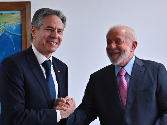 AME1029. BRASILIA (BRASIL), 21/02/2024.- El presidente de Brasil, Luiz Inácio Lula da Silva (d), recibe este miércoles al secretario de Estado estadounidense, Antony Blinken, quien ha llegado al país para asistir a una reunión de ministros de Exteriores del G20, en el Palacio de Planalto en Brasilia (Brasil). Según fuentes oficiales, mantendrán una reunión que no durará más que una hora y en la que tratarán diversos asuntos, entre los que figuran la situación de Venezuela, los conflictos en Ucrania y en Oriente Medio y el propio grupo que reúne a las mayores economías del mundo. EFE/ Andre Borges