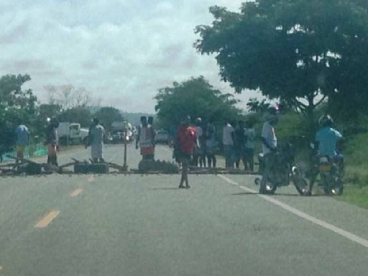 Protestas y bloqueos en varios barrios de Cartagena por falta del servicio eléctrico