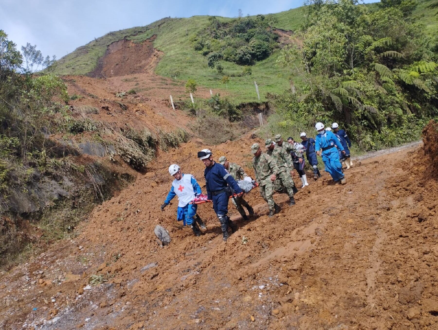 Trasladan a paciente con apoyo del Ejército y los organismos de socorro
