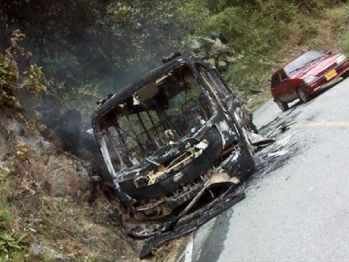 Presuntos guerrilleros de las Farc queman bus en San Andrés de Cuerquia