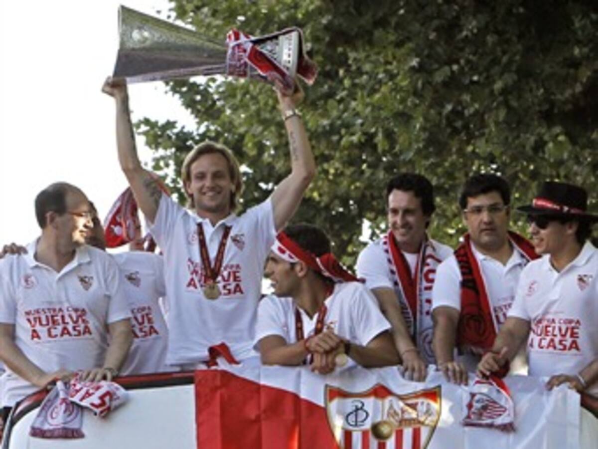El campeón de la Liga Europa llegó a Sevilla para celebrar