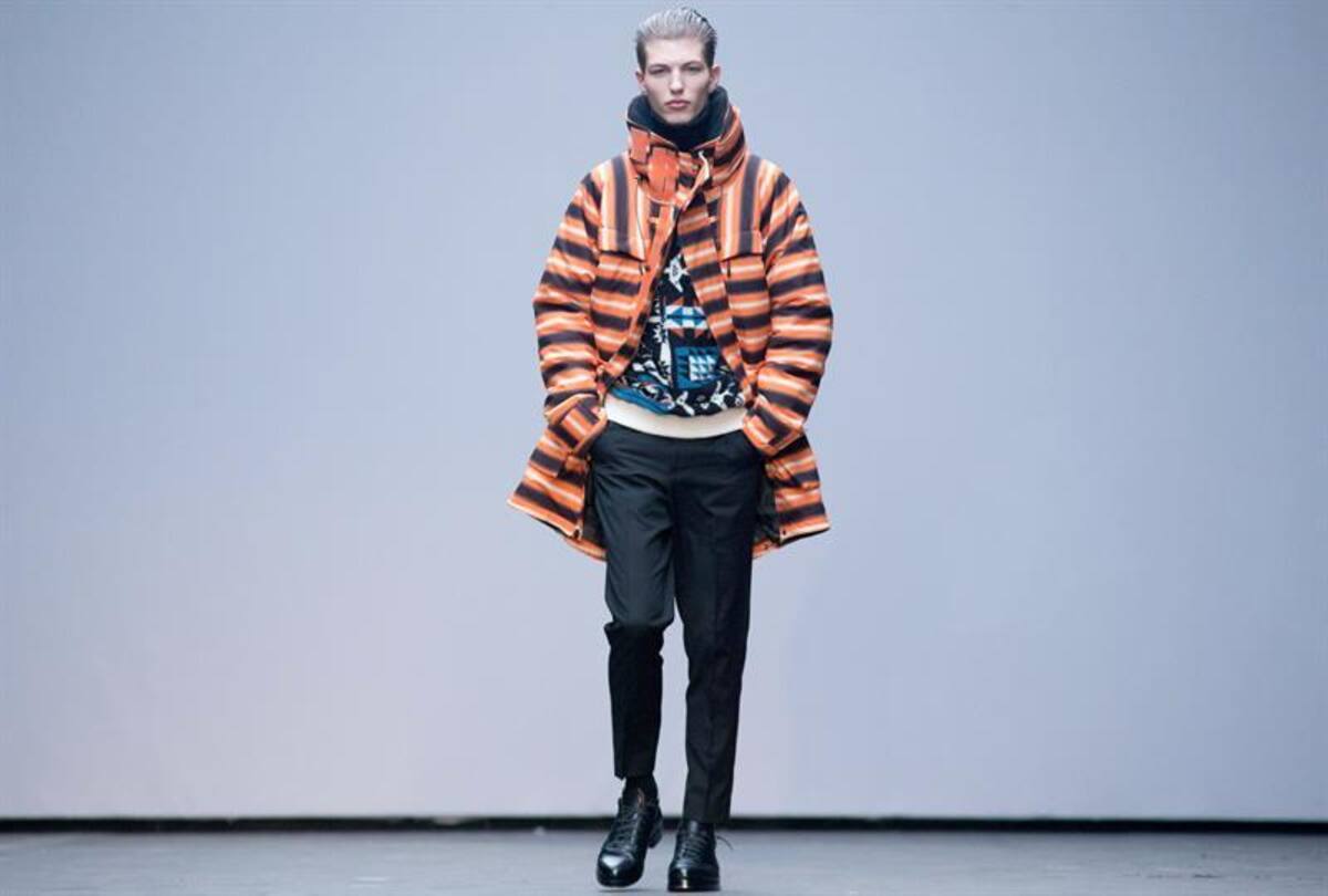Una serie de modelos presentan la colección de otoño, invierno 2015 en la semana de la moda masculina en Londres, Inglaterra, que se realizará hasta el próximo 12 de enero.